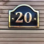 Delightful 2-bed Static Set In A Peaceful Village Üdülőpark *