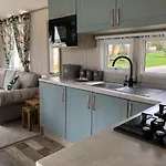 Üdülőpark Delightful 2-bed Static Set In A Peaceful Village *