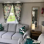 Delightful 2-bed Static Set In A Peaceful Village *