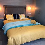 Delightful 2-bed Static Set In A Peaceful Village *