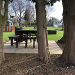 Delightful 2-bed Static Set In A Peaceful Village Üdülőpark *