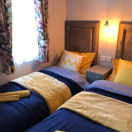 Delightful 2-bed Static Set In A Peaceful Village