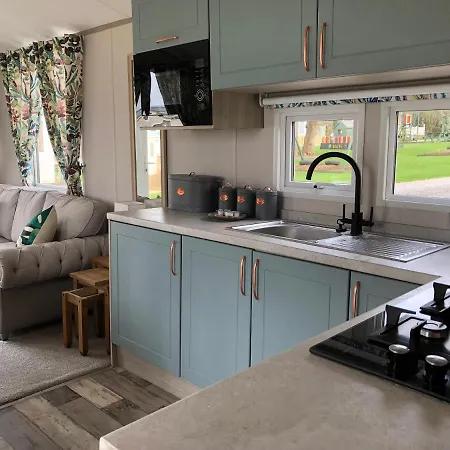 Kompleks wypoczynkowy Delightful 2-bed Static Set In A Peaceful Village *