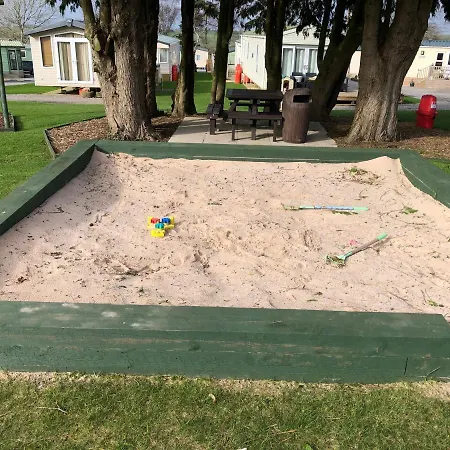 Kompleks wypoczynkowy Delightful 2-bed Static Set In A Peaceful Village *