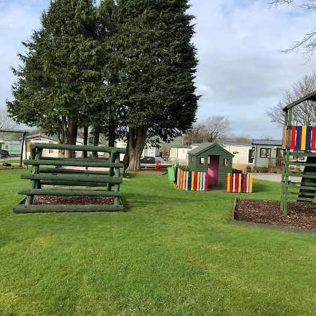 Delightful 2-bed Static Set In A Peaceful Village