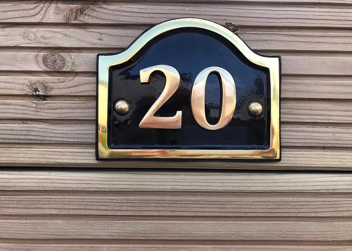 Delightful 2-bed Static Set In A Peaceful Village 假日公园 *