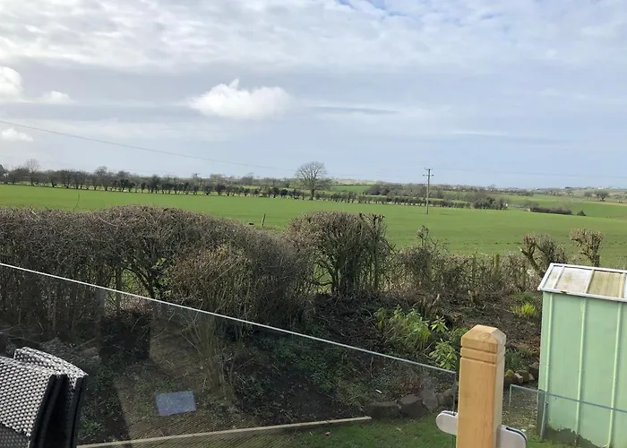 Delightful 2-bed Static Set In A Peaceful Village 假日公园