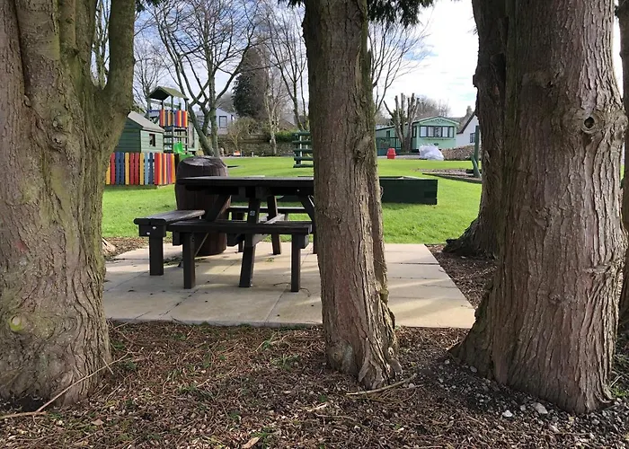 Delightful 2-bed Static Set In A Peaceful Village 假日公园 *